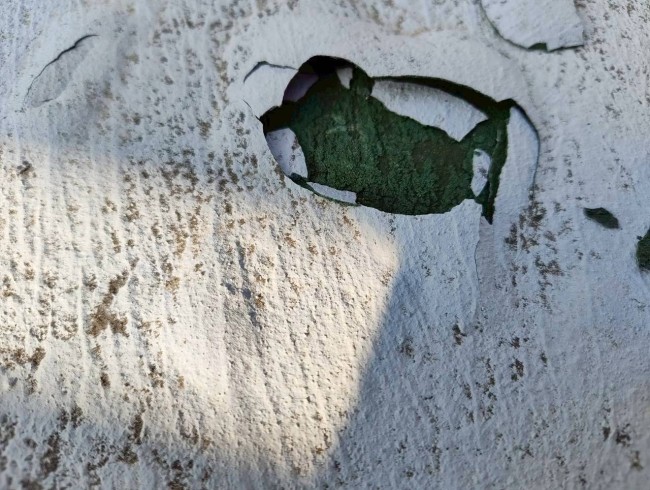 防水の割れ　下地が見えている